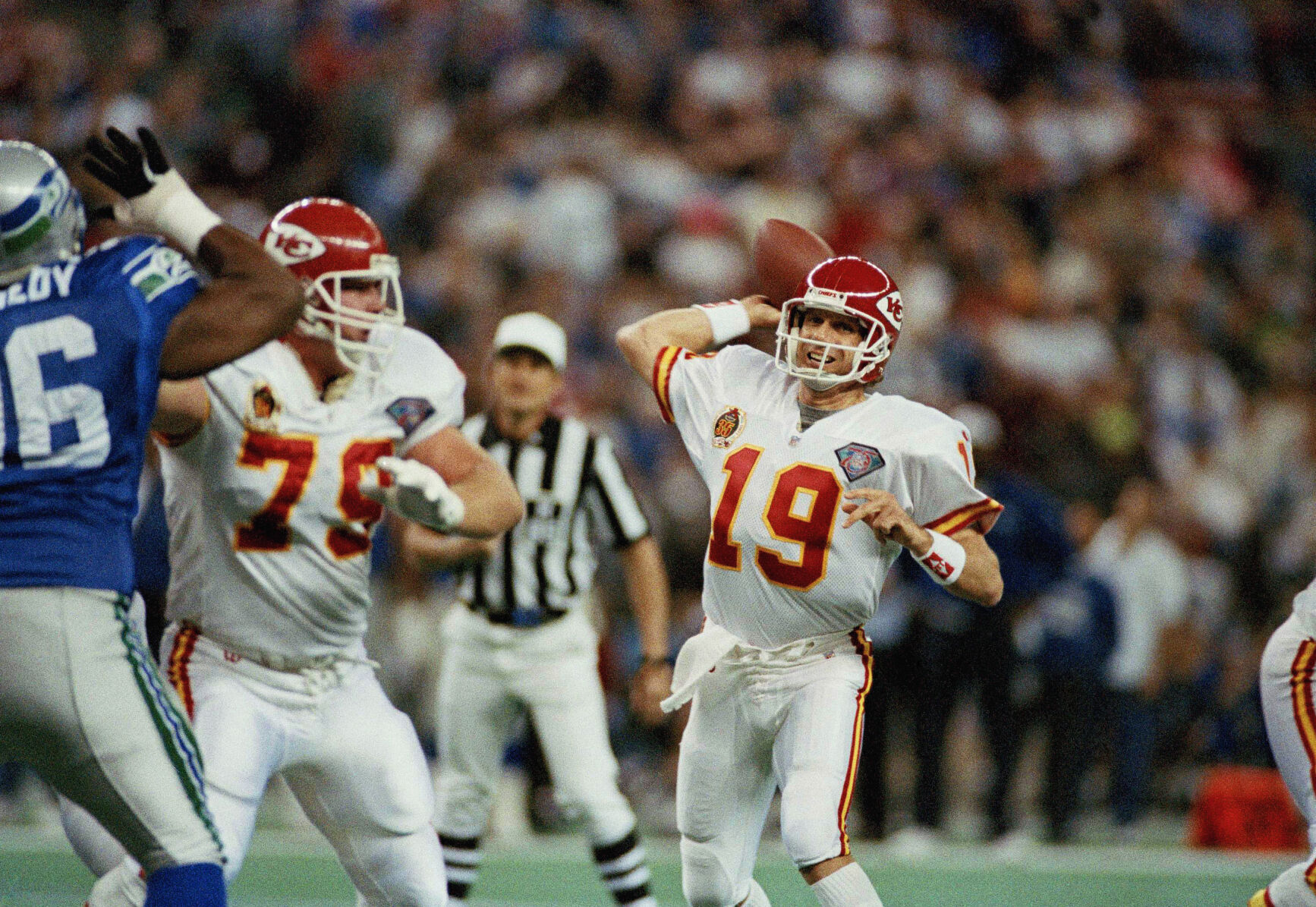 1994: Joe Montana becomes fifth quarterback to surpass 40,000 passing yards